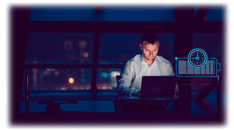 Dizüstü bilgisayarda çalışan adam